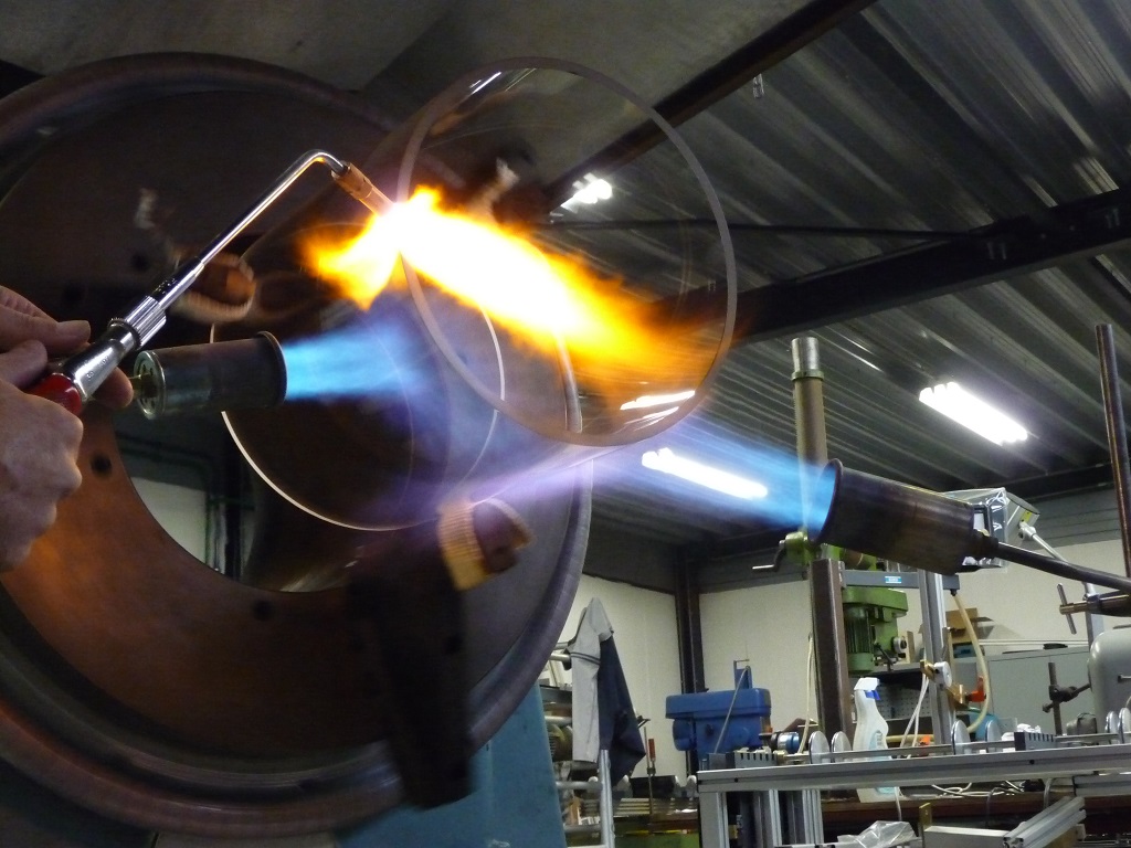 Flame polishing of fluid level indicators on the glassblowing lathe